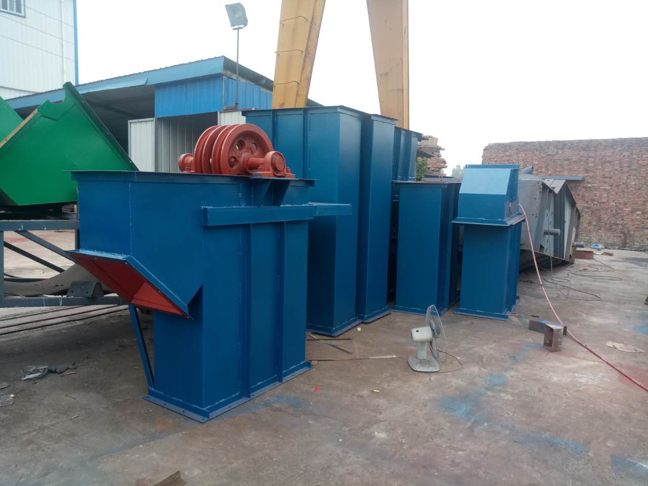 斗式提升機的料斗用不用要定期清理啊?(斗式提升機的料斗分為)